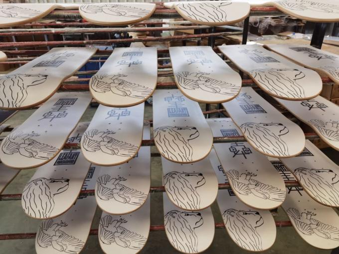 2024 Nouveau style Blank 7 couches Maple Concave Double Kick Standard planche à roulettes 10