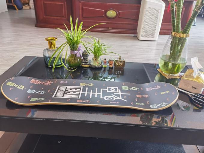8.5 pouces en gros planche à roulettes imprimé sur mesure en bois d'érable planche à roulettes complète 4