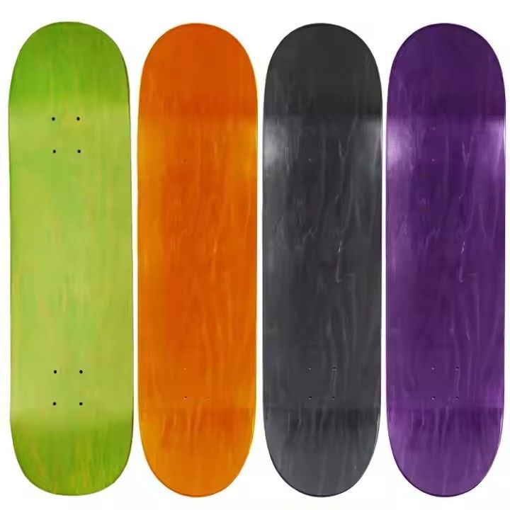 Couleur blanche élégante Seven Ply Skateboards Bois de ville Skateboards Pour les patineurs professionnels
