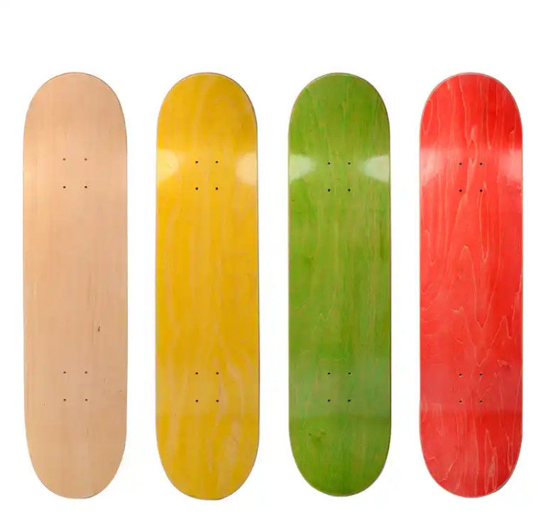 Couleur blanche élégante Seven Ply Skateboards Bois de ville Skateboards Pour les patineurs professionnels